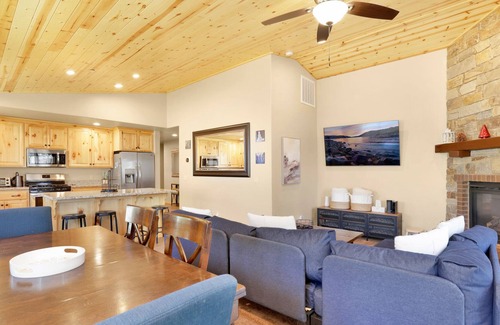 Woodlands Ski Chalet | La Cabana Villareal- Cozy Bear City Modern Chalet Home