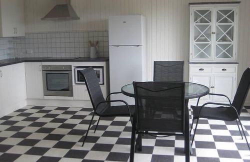 Pambula Beach House | La Cabane - 1 Bedroom Beachside Cottage