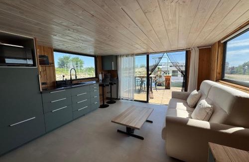 Beauvoisin Boat Rental | La cabane a fleur d eau au cœur de la Camargue
