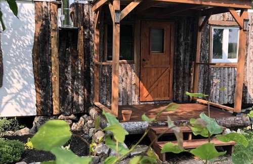 Saint-Onesime-d'Ixworth Cabin | La Cabane aux Chevaux Rustic chalet with view of the horses