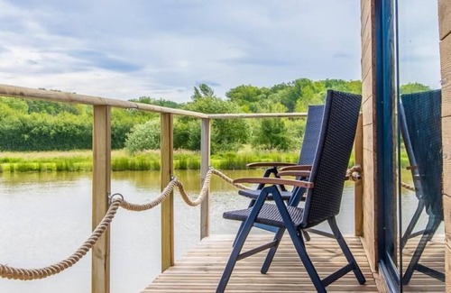 La Chapelle-Naude House | la Cabane de L'etang