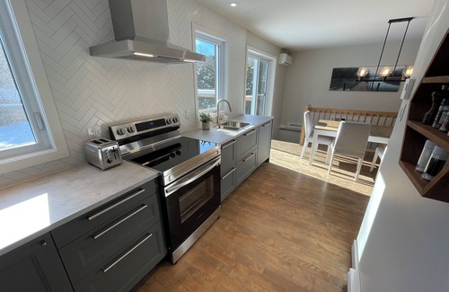 St-Adolphe-d'Howard Ski Chalet | La Cachette au coeur du village - Family, ski, lake and outdoor - 31 nights and more