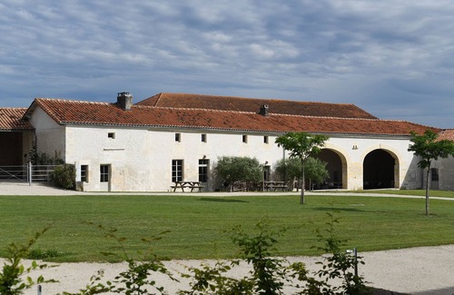 Reaux Apartment | La Cannonerie: Gîte in the heart of the Cognac vineyards with swimming pool.