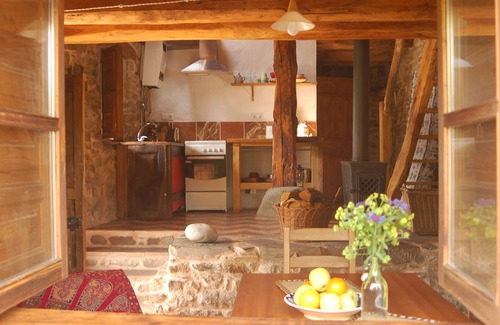 Villar de las Traviesas Cottage | La Caricia - Cozy country house with large garden in a quiet natural setting