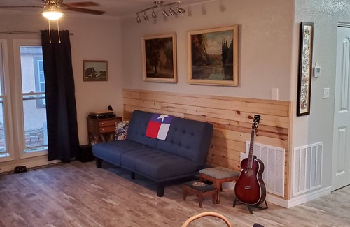 Shamrock House | La Casa Amarilla - a cozy home in Friendly Small Texan Town