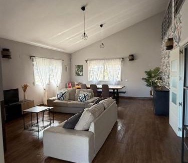 El Barraco House | La casa amarilla