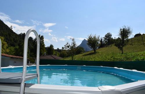 Ramales de la Victoria House | LA CASA AZUL, un oasis de calma, vistas impresionantes con PISCINA, SALTADOR, BARBACOA y acceso al río Asón