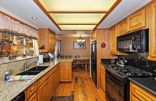 Whispering Forest Cabin | La Casa Bella by Destination Big Bear : Pool Table! Pinball! Hot Tub! Propane BBQ! Log Furnishings! WiFi!