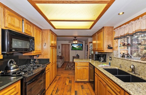 Whispering Forest Cabin | La Casa Bella by Destination Big Bear : Pool Table! Pinball! Hot Tub! Propane BBQ! Log Furnishings! WiFi!