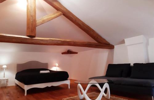 Janneyrias House | La Casa Blanca