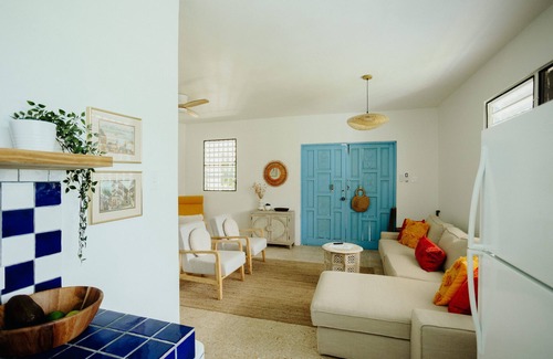 Camino Nuevo House | La Casa Blanca "jungle oasis" short walk to beach