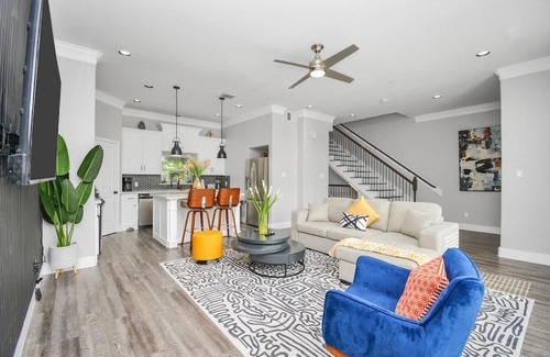Northside House | La Casa Blanca-Rooftop Skyline with Gameroom