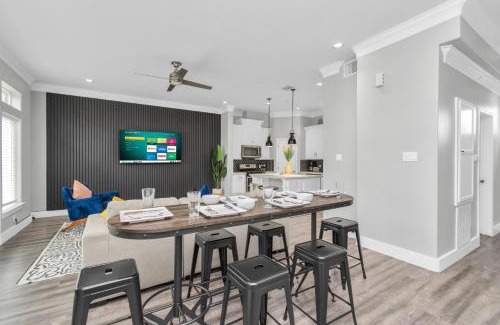 Northside House | La Casa Blanca-Rooftop Skyline with Gameroom