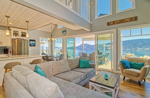 Central Okanagan House | La Casa Bliss, 2 Bdrm plus loft sleeps 8, full 180 degree lake view!