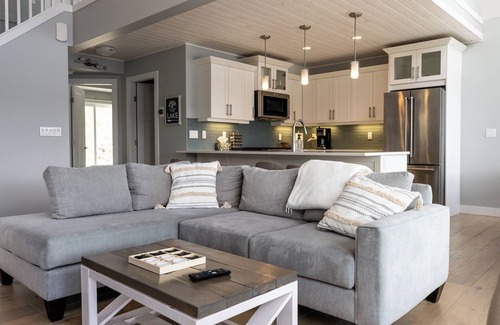 Central Okanagan House | La Casa Bliss, 2 Bdrm plus loft sleeps 8, full 180 degree lake view!