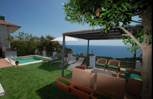 Lloret de Mar Villa | LA CASA BLUE🌅, enjoying Mediterranean lifestyle all year!