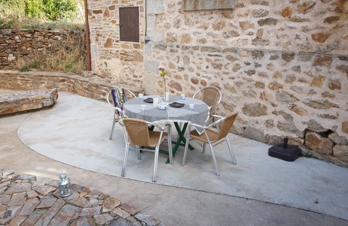 Madarcos House | La Casa de la Maestra 2 is a charming house, typical of a town, with a warm and welcoming decoration.