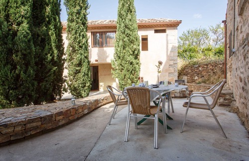 Madarcos House | La Casa de la Maestra 2 is a charming house, typical of a town, with a warm and welcoming decoration.