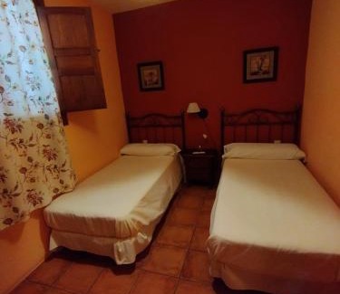 Condemios de Abajo House | La Casa de los Gatos