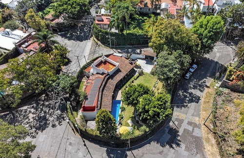 Cuernavaca House | La Casa del Arte with pool and Jacuzzi, palapa with barbecue and garden.
