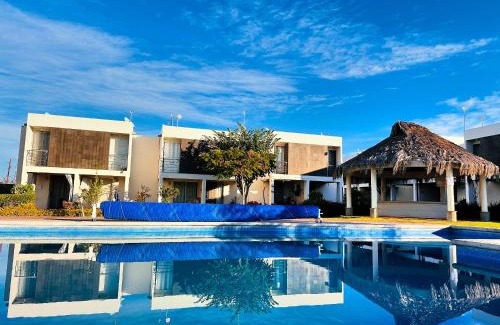 Ayala House | La casa frente a la alberca