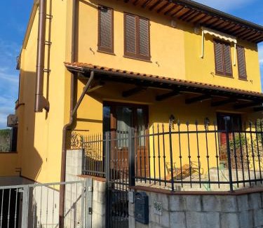 Usigliano House | La casa gialla