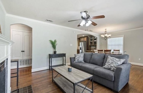 Austin Ave. House | La Casa Roja - Pet-Friendly - 3BR Home - Walk to Castle & Downtown Waco