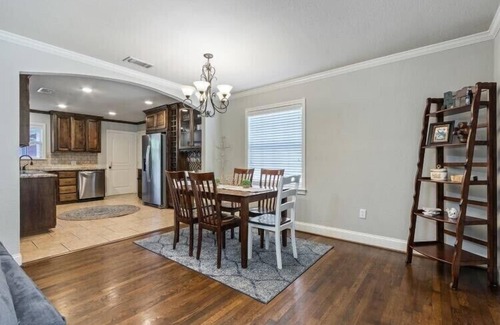 Austin Ave. House | La Casa Roja - Pet-Friendly - 3BR Home - Walk to Castle & Downtown Waco