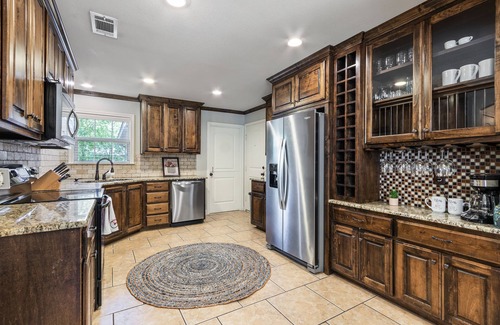 Austin Ave. House | La Casa Roja - Pet-Friendly - 3BR Home - Walk to Castle & Downtown Waco