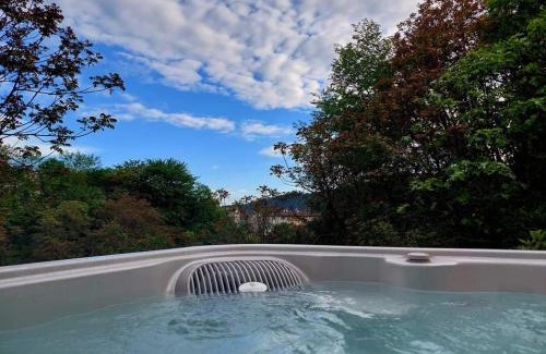 Segusino House | La Casa Rosa di Segusino with SPA Jacuzzi in garden