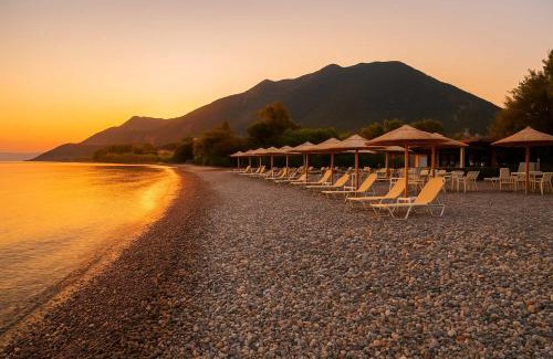 Marathias House | La Casa Rosa Seaside Getaway