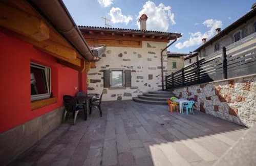 Roncone Apartment | La Casa Rossa