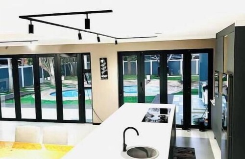 Meer En See Villa | La Casa Villa: Entire Luxury Home in the Bay!