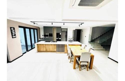 Meer En See Villa | La Casa Villa: Entire Luxury Home in the Bay!