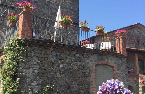 Filattiera Villa | La Casatorre di Ponticello. Casale di campagna con ampio giardino e piscina