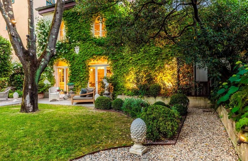 Lucca Historical Center Apartment | LA CASINA Luxury Home inside the Walls of Lucca with Garden, A/c, Wifi