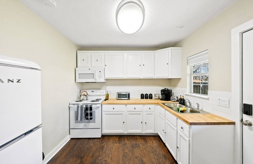 Seguin House | La Casita Blanca - Blocks away from downtown Seguin!