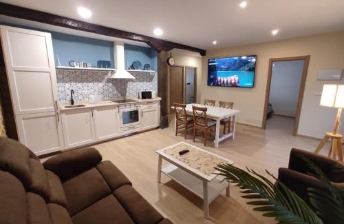 Lezana de Mena House | La casita de Mena