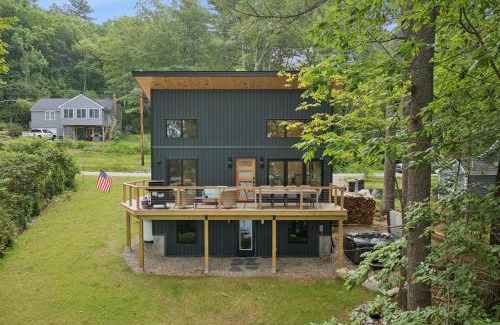 Gray Ski Chalet | La Casita Little Sebago Lake with hot tub!