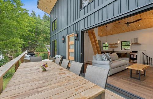 Gray Ski Chalet | La Casita Little Sebago Lake with hot tub!