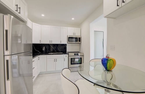 Buena Vista House | La Casita @MÍA Design District 2BR/1BA Free Parking-Private Fence Patio-Hot Tub