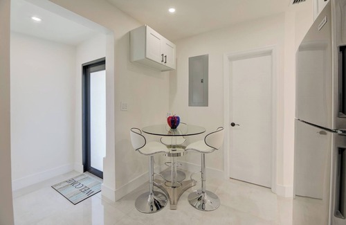 Buena Vista House | La Casita @MÍA Design District 2BR/1BA Free Parking-Private Fence Patio-Hot Tub