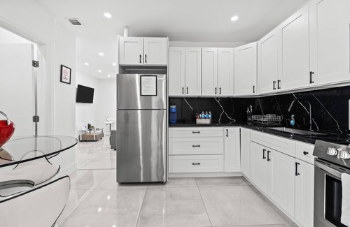 Buena Vista House | La Casita @MÍA Design District 2BR/1BA Free Parking-Private Fence Patio-Hot Tub