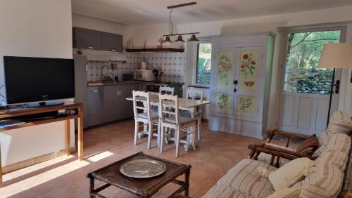 Montsegur-sur-Lauzon House | La Cassine, gîte des Lucioles en Provence