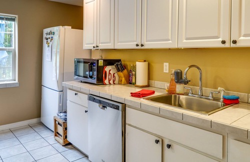 La Center Apartment | La Center Vacation Rental w/ Deck & Hot Tub Access