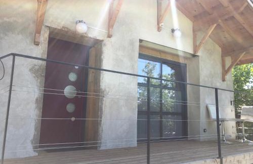 Bessenay Apartment | la cerisiere