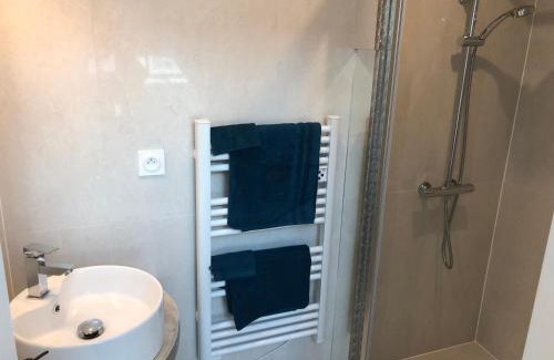 Bessenay Apartment | la cerisiere