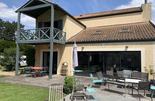 Champagne-au-Mont-d'Or House | La Chevrotière, Maison Lumineuse et Calme