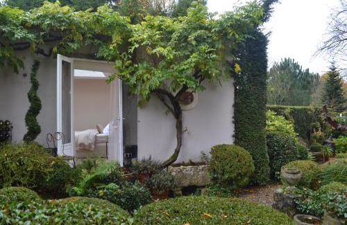Passart Apartment | La chambre blanche