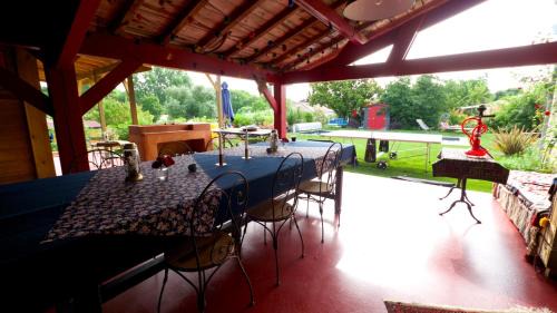Prignac-et-Marcamps House | La chambre des jardins d'Ispahan